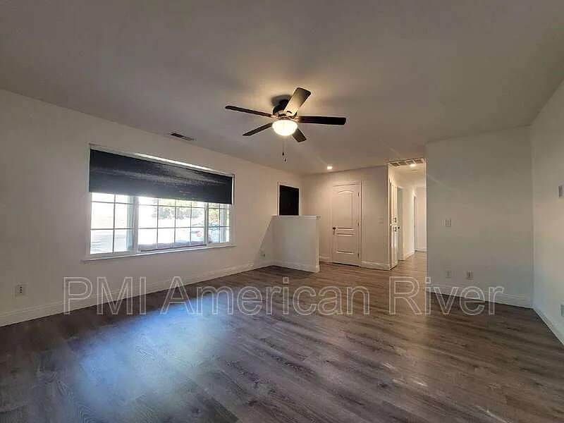 3 bed, 2.0 bath, 1098 sqft, $2,700 — Photo 3