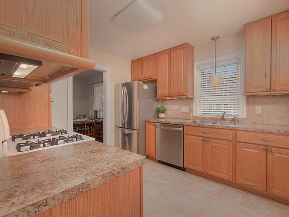 3rd image of 780 Forest Ave