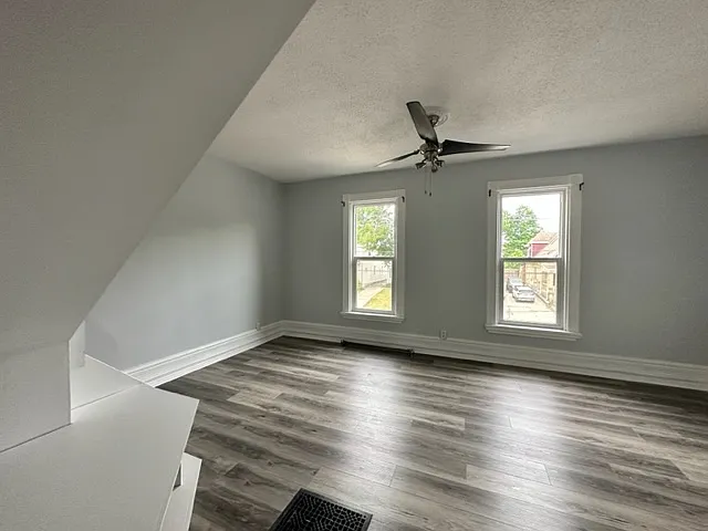 820 Queens Avenue London — Photo 4