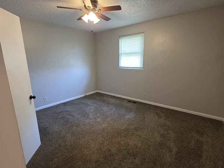865 Louisville Hwy #B — Photo 18