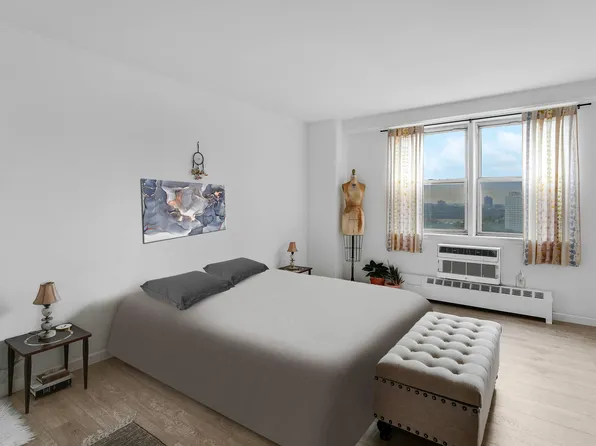 5800 Arlington Avenue image 6 of 13