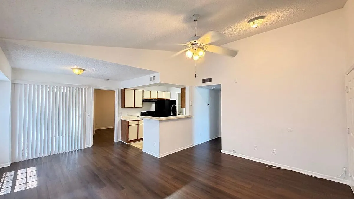 2 bed, 2.0 bath, 836 sqft, $1,650 — Photo 2