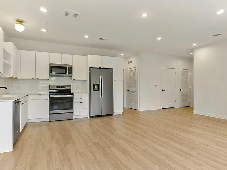 100 W Mockingbird Ln #305 — Photo 9