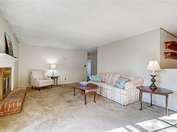 4th image of 132 East Dr