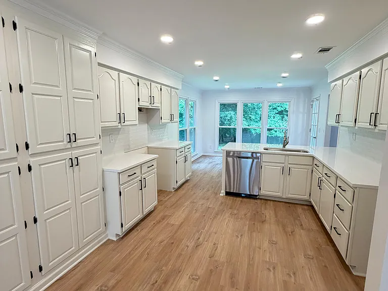 215 Glen Holly Dr — Photo 6