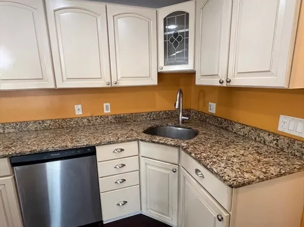 18 Fountain Ln APT 5, Weymouth, MA 02190