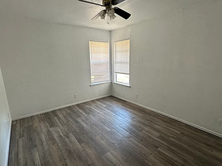 Master Bedroom 12'x10.5'