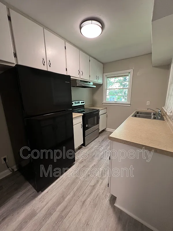 3 bed, 1.0 bath, 936 sqft, $1,300 — Photo 3