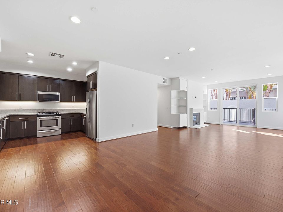 1st image of 10878 Bloomfield St #107