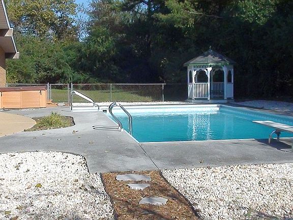 Pool/Hot Tub/Walkway