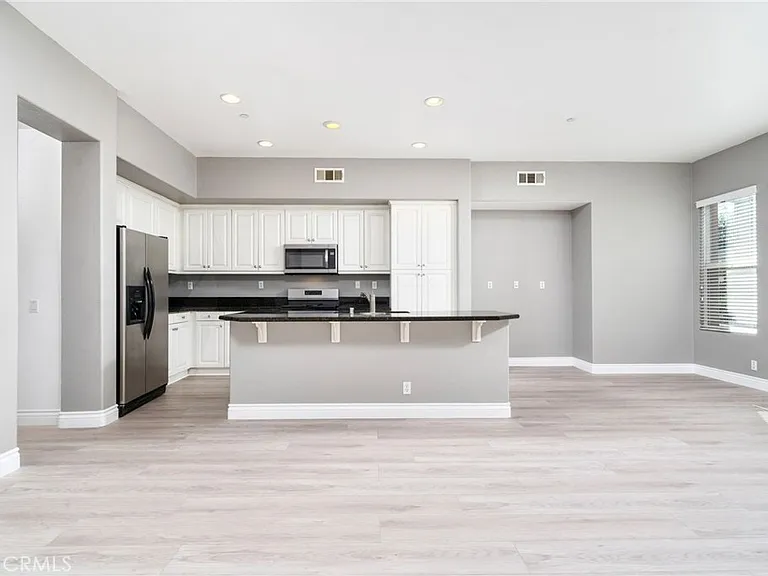 648 W 1st St — Photo 10