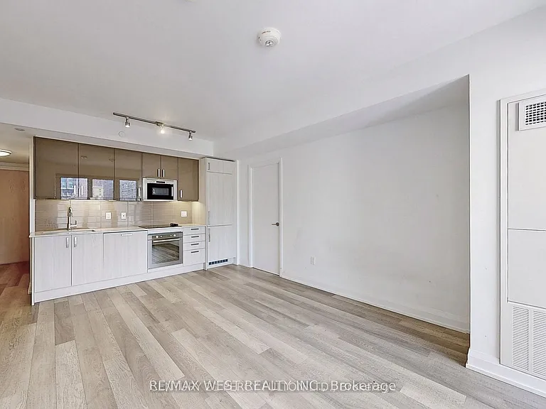 77 Mutual St #708 — Photo 10