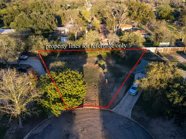 11 Rosebud Cir, Uvalde, TX 78801