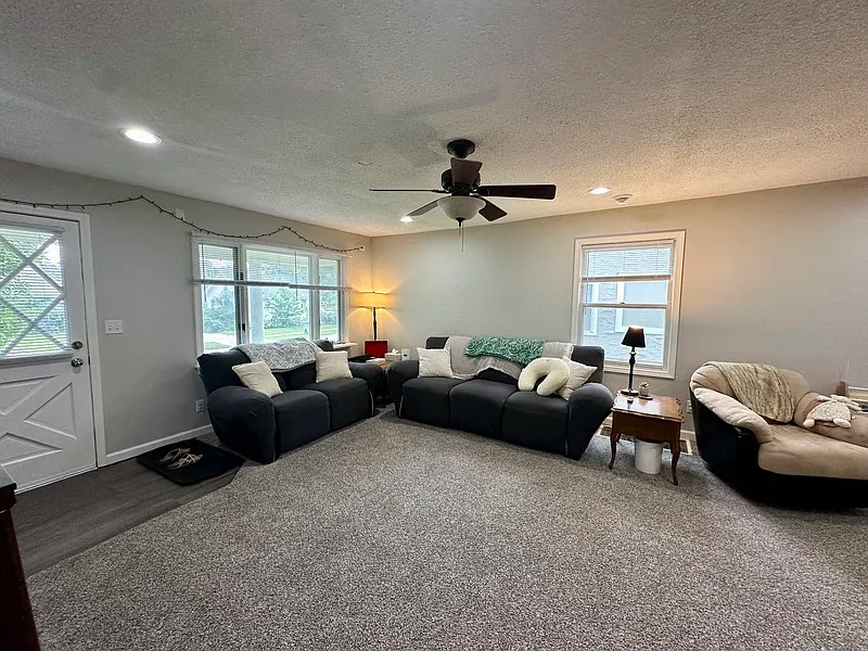 3 bed, 2.0 bath, 1032 sqft, $1,390 — Photo 2