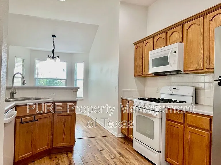 706 Stewart Dr — Photo 6