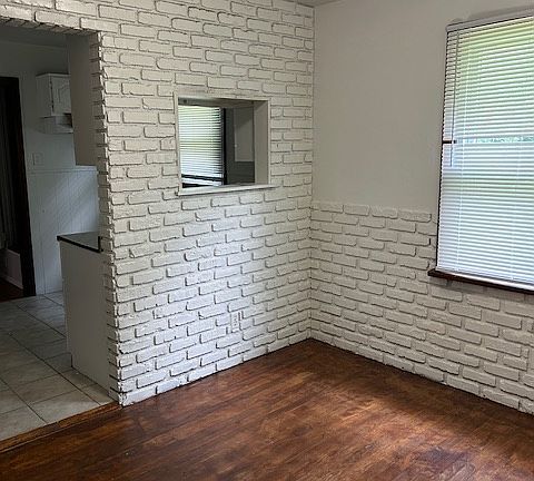 5th image of 316 S Marguerite Ave