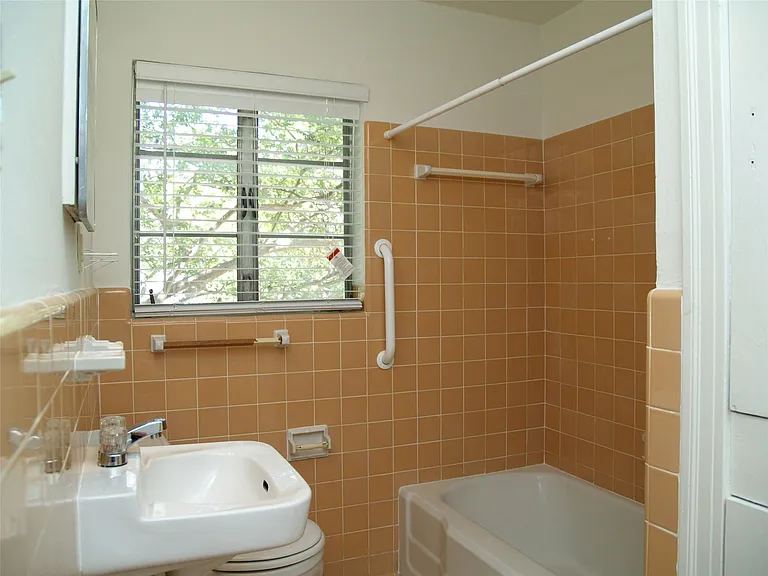 3206 Tom Green St #G — Photo 8