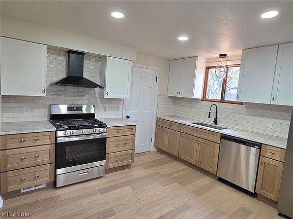 3rd image of 1324 Mapleview Dr