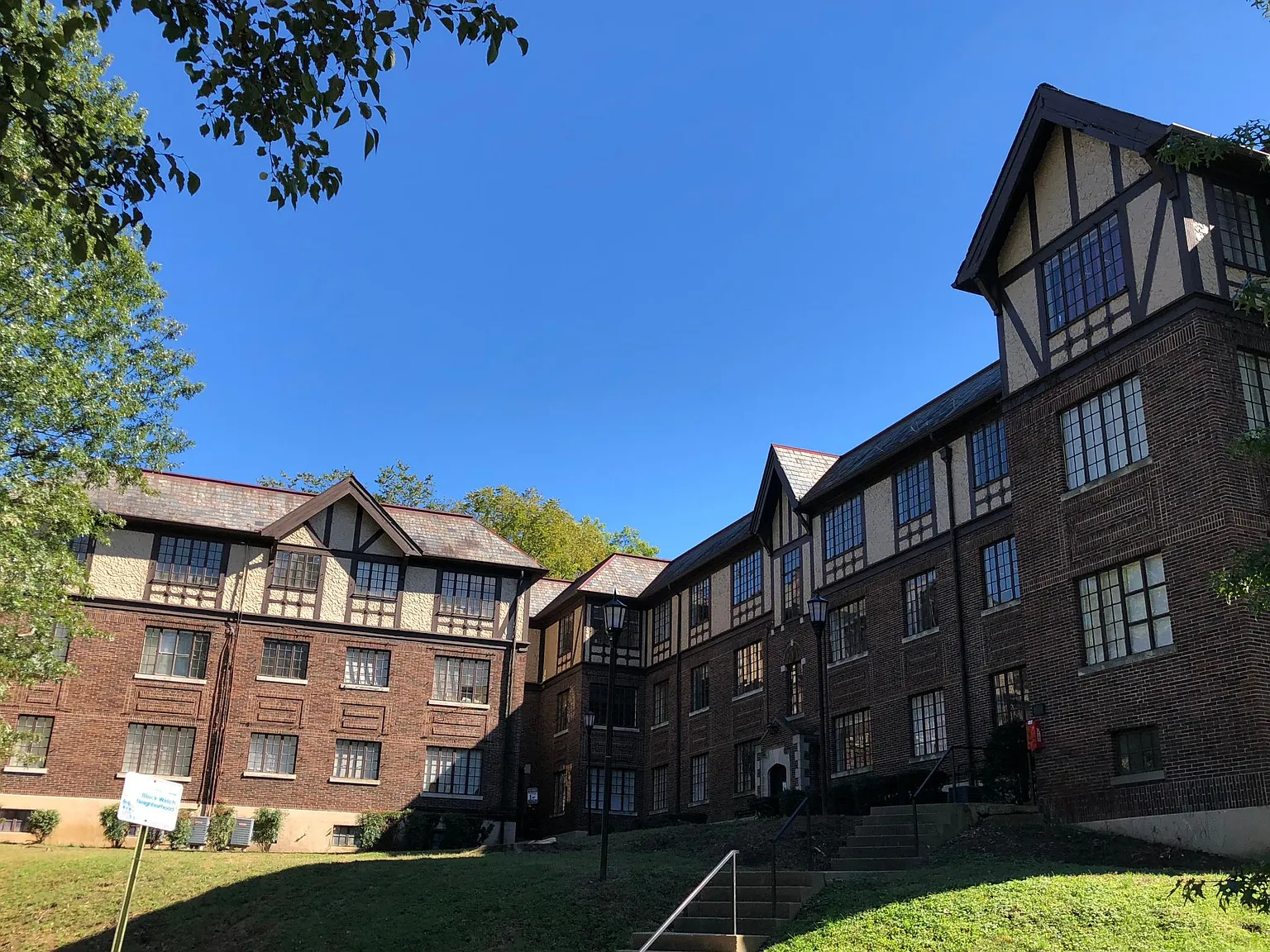 Baringer Manor — Photo 1