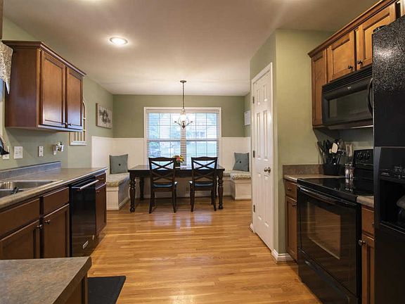 3rd image of 10300 Stonewall Ct