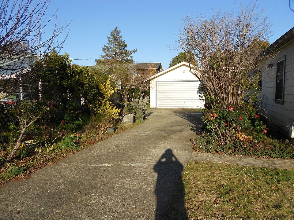 2nd image of 122 Main St