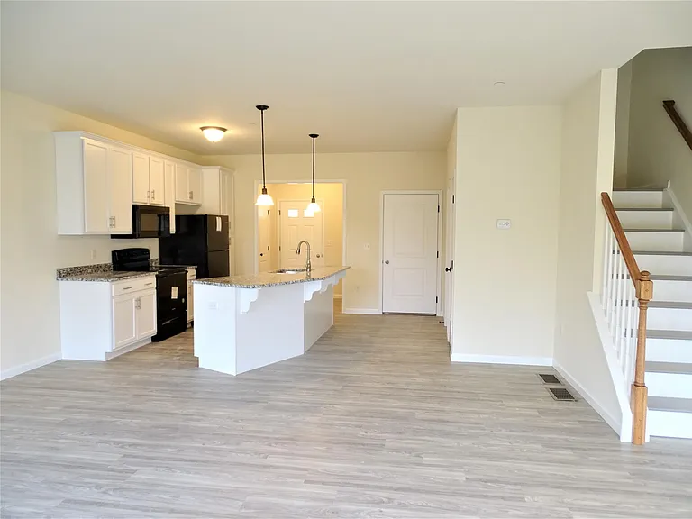 349 Cedar Holw — Photo 3