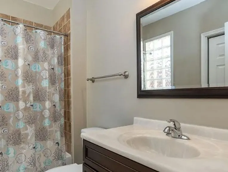925 N Pine St — Photo 7