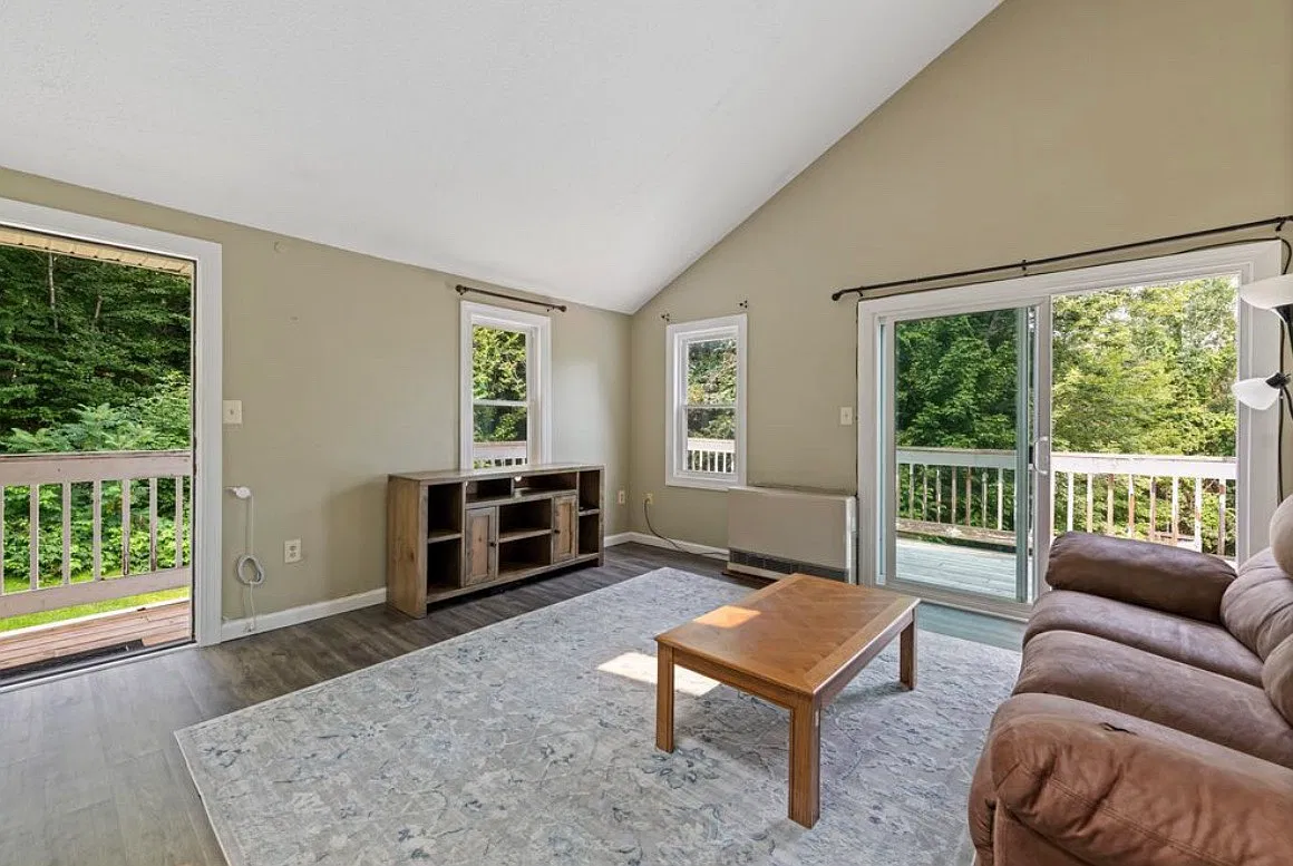 33 Plaza Village Rd — Photo 2
