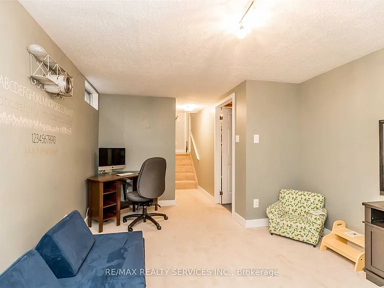 83 Janice Dr — Photo 21