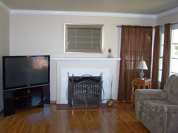 3rd image of 1746 N Buena Vista St