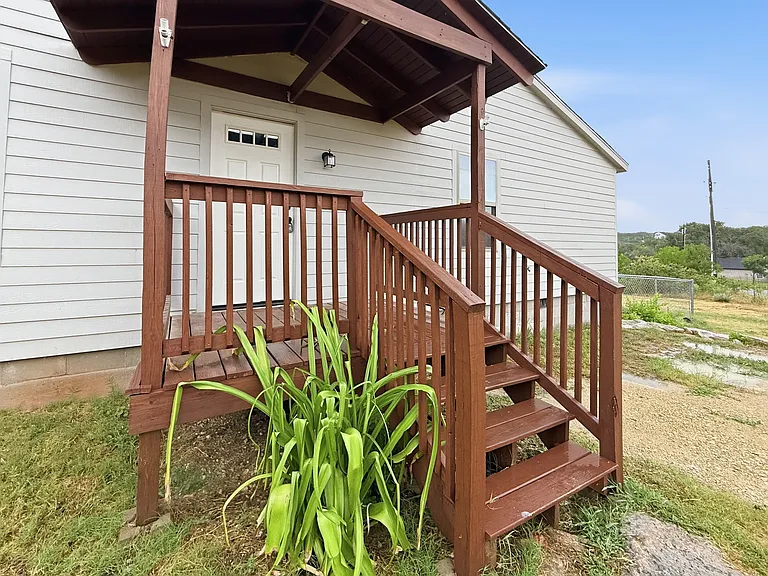 1020 Corral Dr — Photo 2