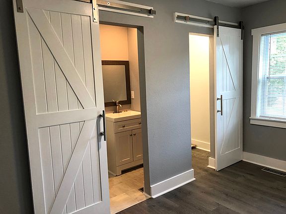 1st Bedroom has full Bath