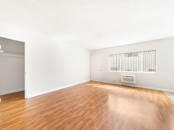 4th image of 320 Cornell Dr #C