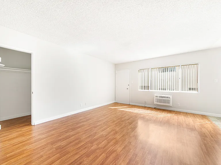 320 Cornell Dr #C — Photo 4