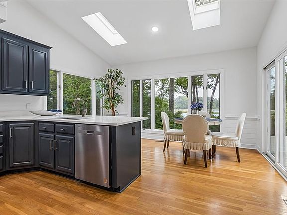 5th image of 135 Kingspoint Dr