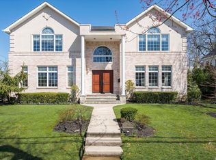 86 Wooleys Ln, Great Neck, NY 11023