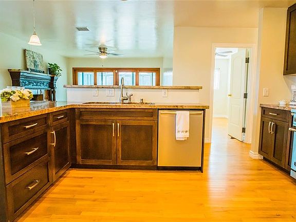 3rd image of 888 Crest Dr