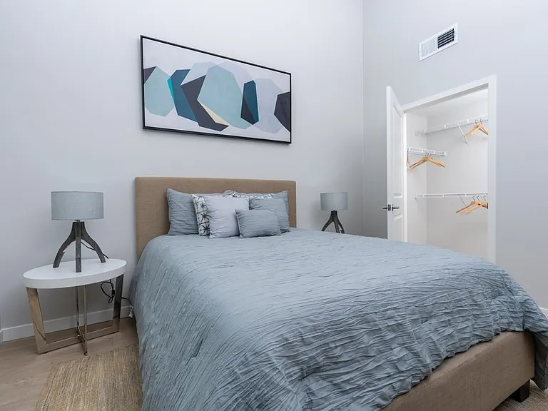 Downtown Ontario Luxury Apartments — Photo 53