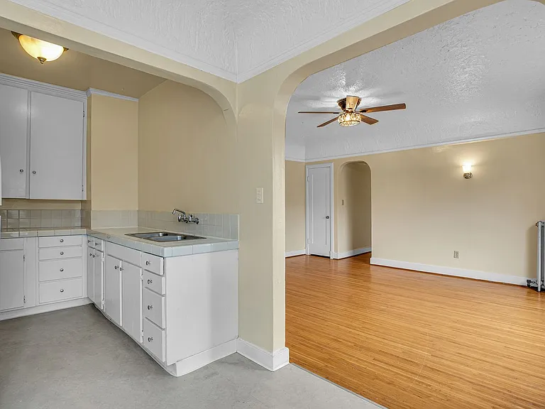 2052 SE Hawthorne Blvd — Photo 14