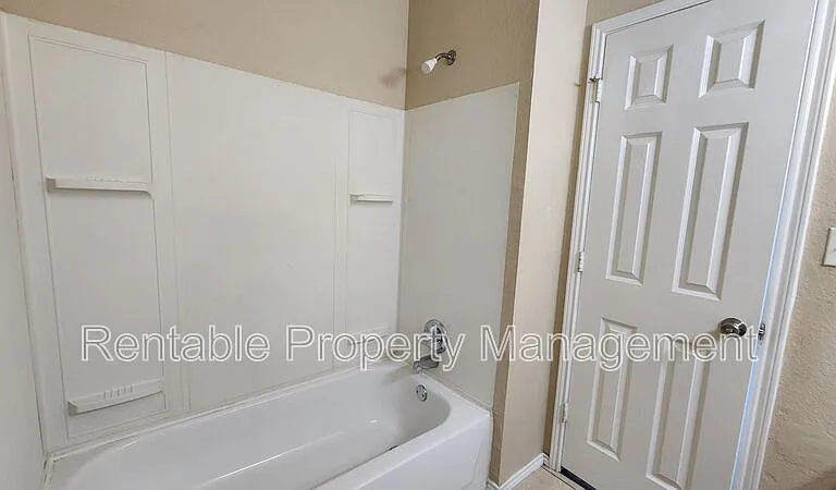 110 Collett Ct — Photo 2