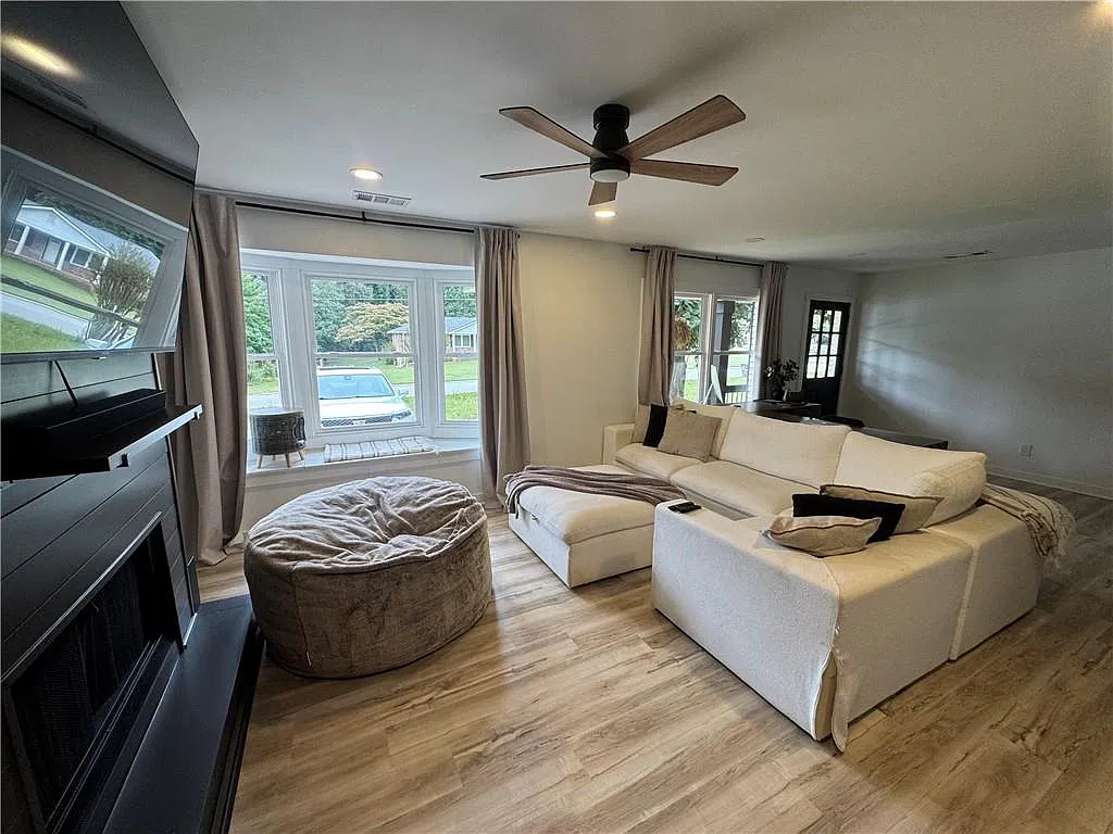 3 bed, 3.0 bath, 1114 sqft, $2,200 — Photo 2
