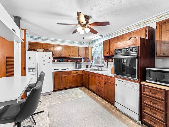 5th image of 744 Carl Ave