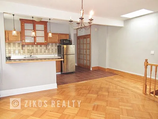 Rented by Zikos Realty Services | media 15