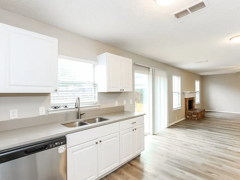 1104 Beechwood Dr — Photo 7