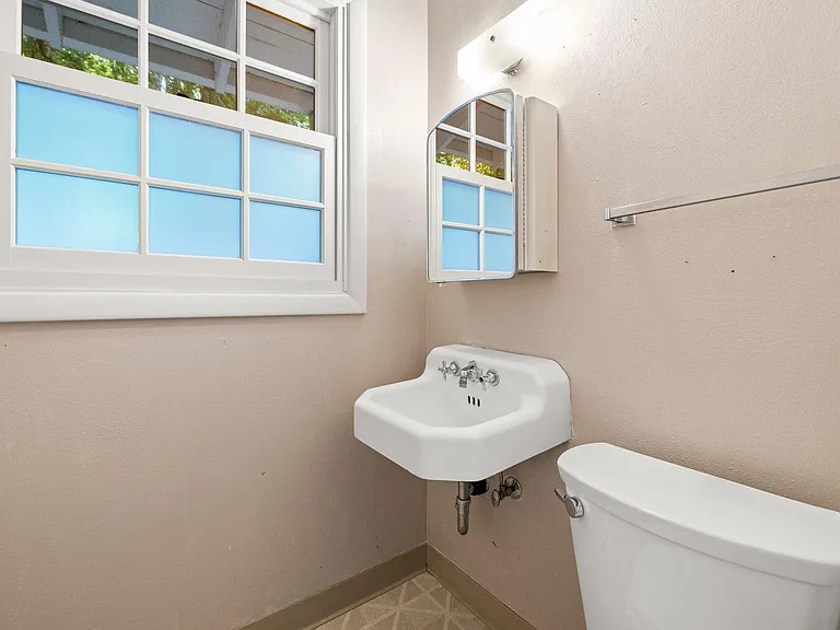 110 Laurel St — Photo 16