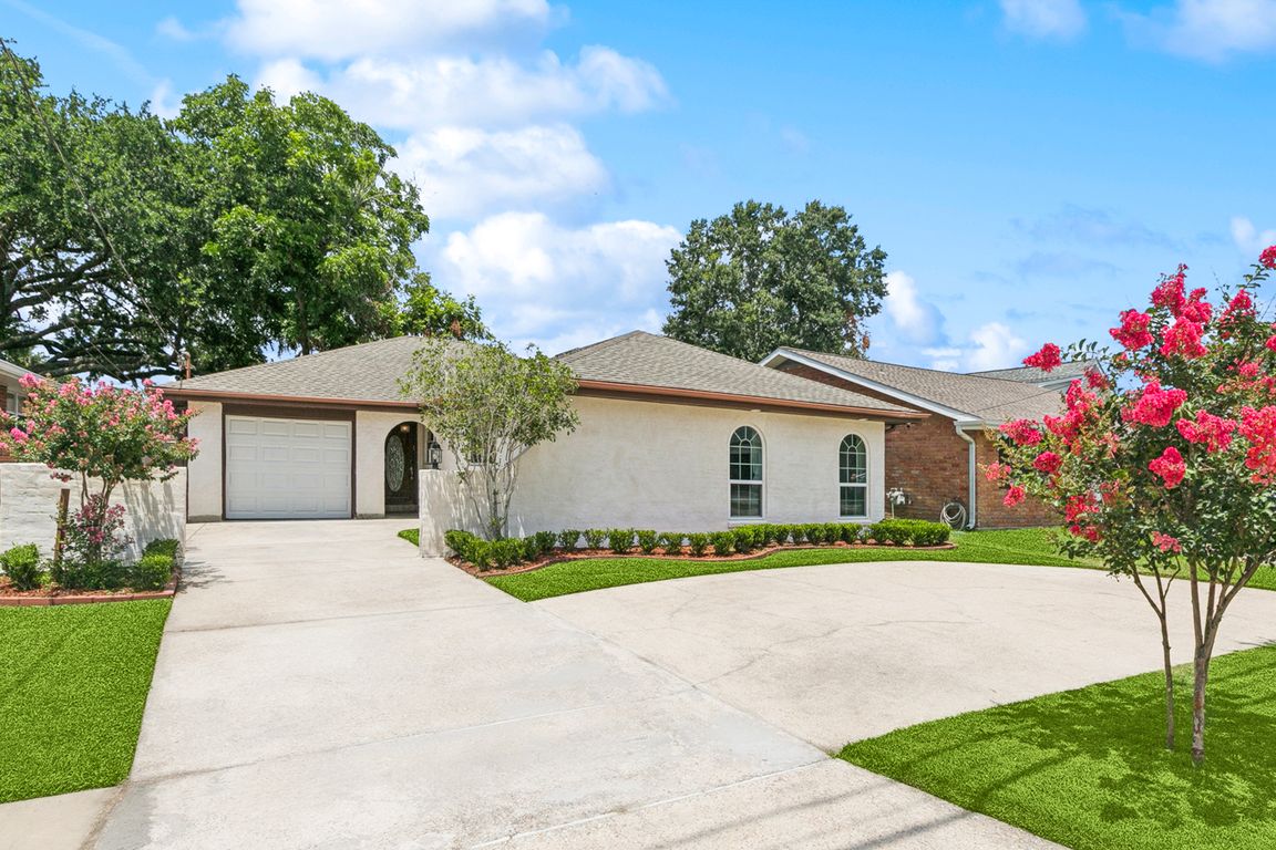 Beautiful curb appeal and plenty of parking with a straight and circle driveway.