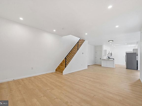 4th image of 12 Greenway Ave