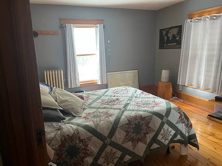 Northeast bedroom - spacious and bright. Queen size bed.