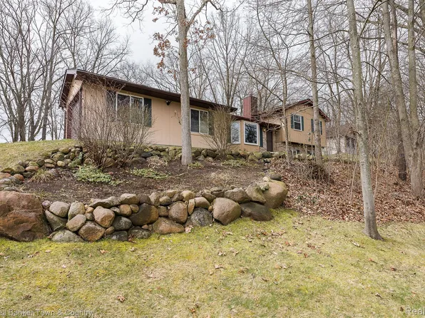 1289 Tracilee Dr, Howell, MI 48843