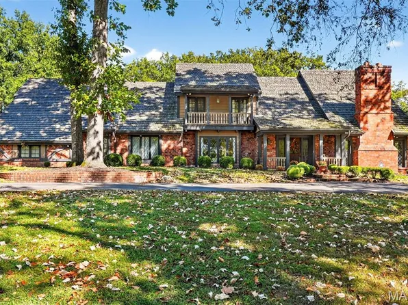 73 Overhills Dr, Saint Louis, MO 63124